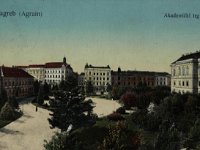 Akademički trg (današnji Trg Josipa Juraja Strossmayera) oko 1911. godine, pogled na zapad  Razglednica prikazuje zapadnu stranu Akademičkog trga (danas Trg Josipa Jurja Strossmayera), dio njegove sjeverne strane, odnosno sjevernu fasadu zgrade Hrvatske akademije znanosti i umjetnosti s perivojem. Otisak je ručno obojen.